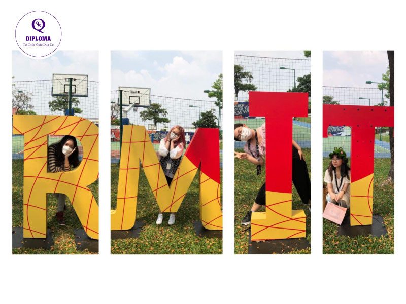 Cựu sinh QTS Diploma khoá 2021 chụp ảnh tại Đại học RMIT. Từ trái qua: Vân Anh, Gia Uyên, Linh Đan, Hương Giang.