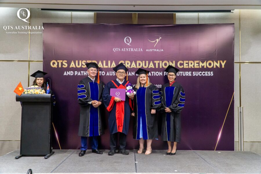 Giây phút xướng tên trao chứng nhận cho học viên xuất sắc hoàn thành chương trình QTS Diploma