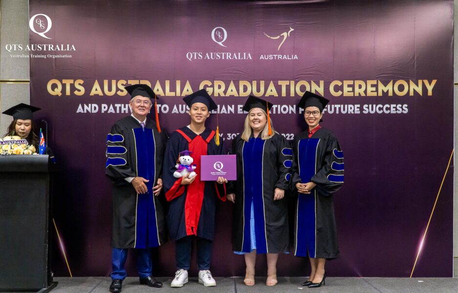 Giây phút xướng tên trao chứng nhận cho học viên xuất sắc hoàn thành chương trình QTS Diploma