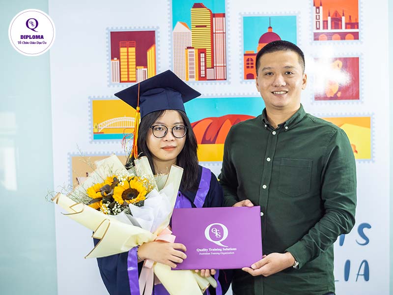 Trần Gia Hân rạng rỡ trong thời khắc tốt nghiệp chương trình QTS Diploma.