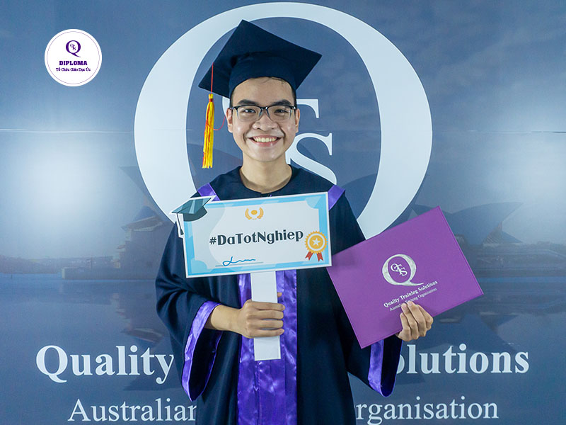 Cao Nguyên rạng rỡ trong giây phút nhận bằng QTS Diploma