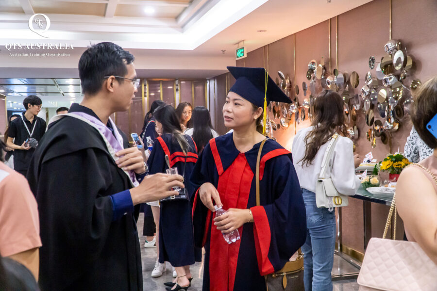 Không khí nhộn nhịp trong phần giao lưu, chụp hình lưu niệm cuối buổi lễ