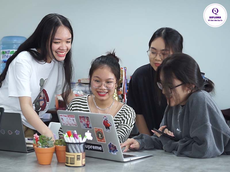 Linh Đan và những người bạn Hương Giang, Vân Anh, Kim Anh trong một buổi học nhóm tại QTS HCM Campus