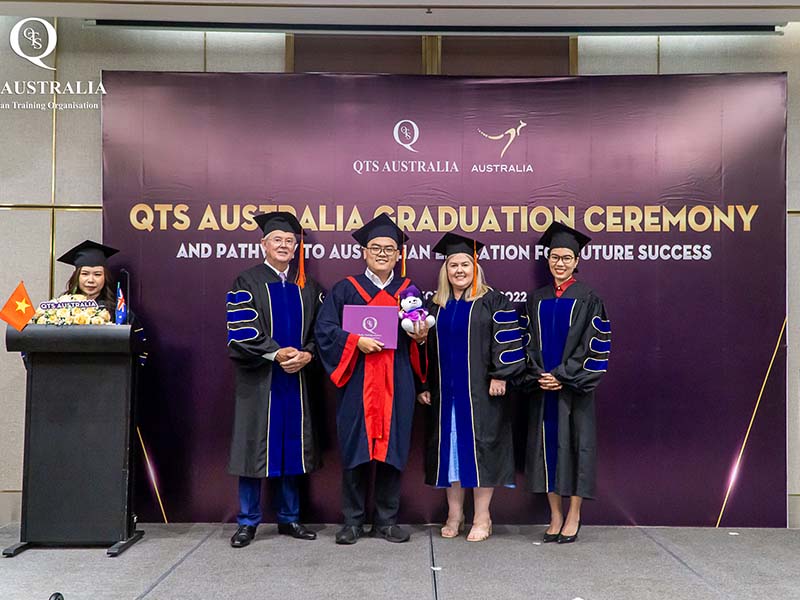 Châu Hoàn Thiện được GS.TS Raymond Gordon - Trưởng Ban Giáo Sư QTS Australia; Th.S Catherine Gordon - Giám Đốc Điều Hành QTS Australia và Th.S Tracy Trần - Tổng Trưởng Đại Diện QTS Australia tại Việt Nam trao bằng và quà trong Lễ Vinh danh.