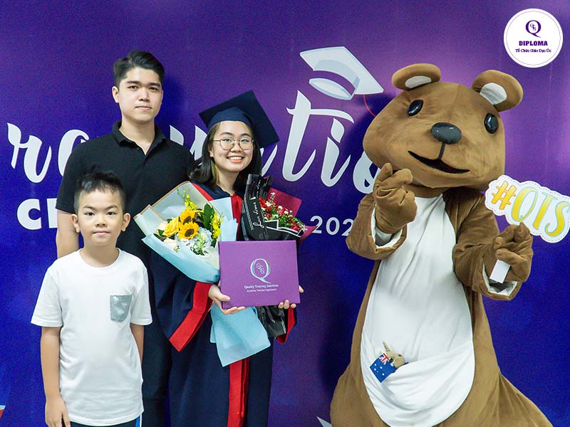Linh Đan và gia đình trong buổi Lễ tốt nghiệp QTS Diploma 2021