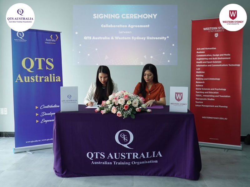 Bà Tracy Trang Tran - Tổng Trưởng Đại diện QTS Australia ký kết hợp tác cùng Bà Holly Trang Nguyen - Đại diện Western Sydney University (từ trái qua) 