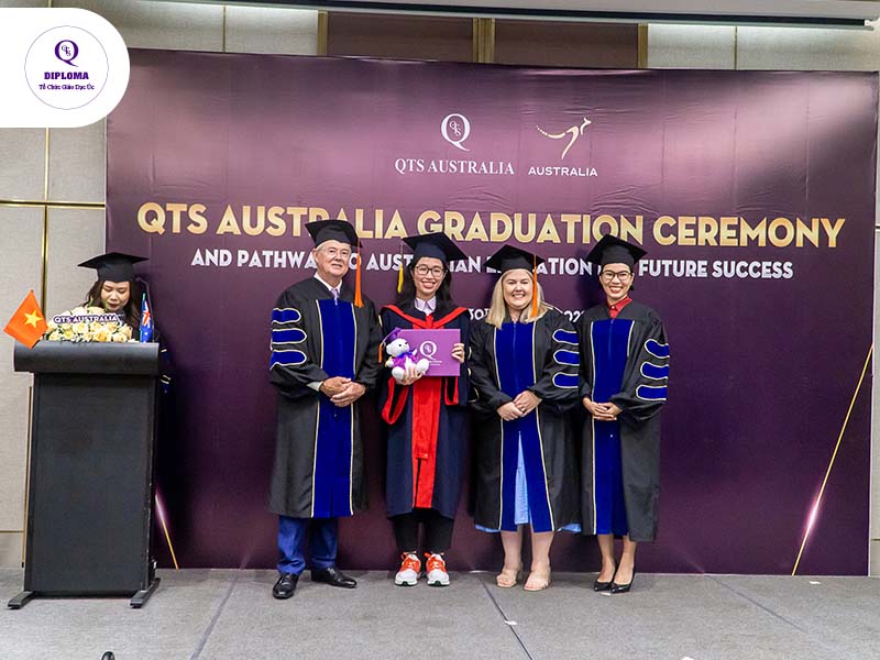        Trịnh Nguyễn Vân Khanh rạng rỡ trong Lễ Vinh danh năm 2022 của QTS Australia.
