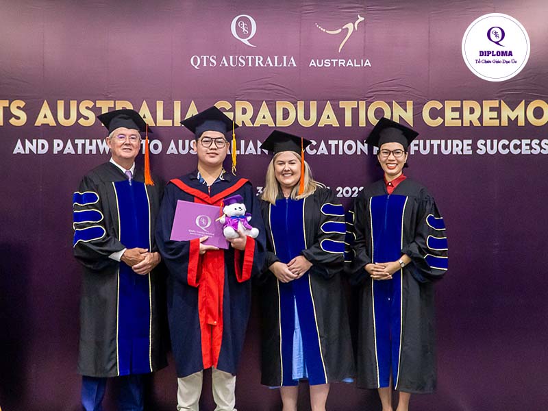 Học viên Lê Vĩnh Phúc rạng rỡ trong lễ tốt nghiệp