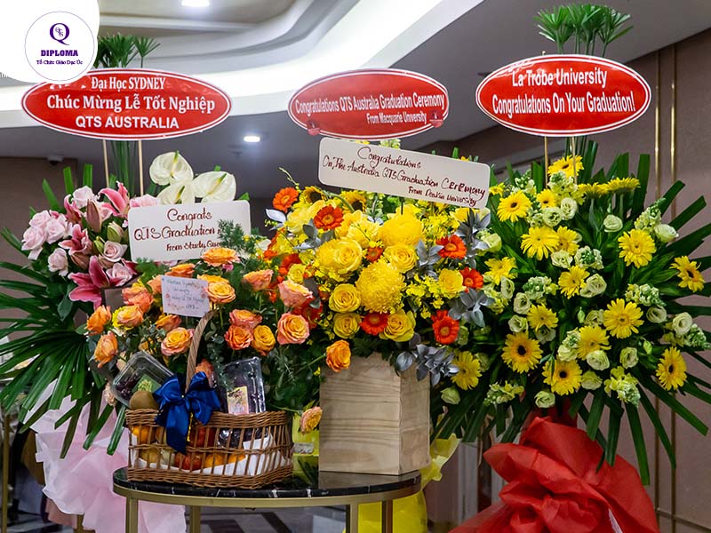 Rất nhiều hoa và quà chúc mừng đã được các trường đối tác gửi đến buổi lễ.