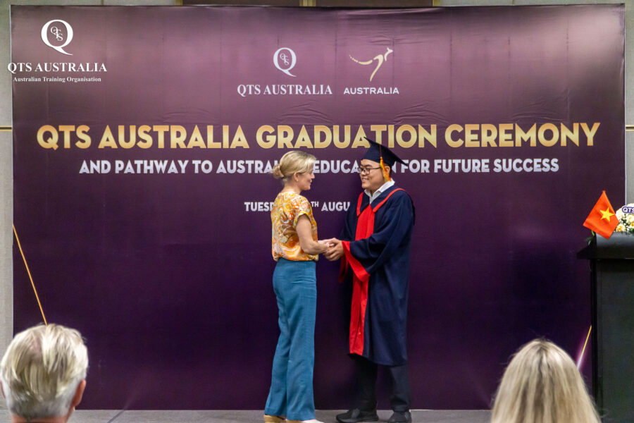 Bà Rebecca Ball chúc mừng học viên tiêu biểu chương trình QTS Diploma of Business Châu Hoàn Thiện