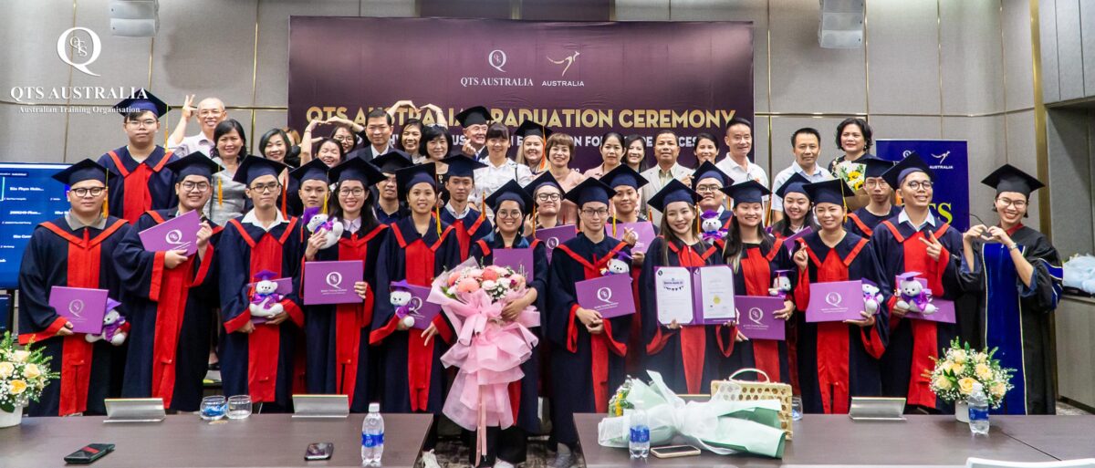 Ban Lãnh đạo QTS, đại biểu cấp cao, đại học đối tác và học viên, phụ huynh cùng chụp ảnh lưu niệm
