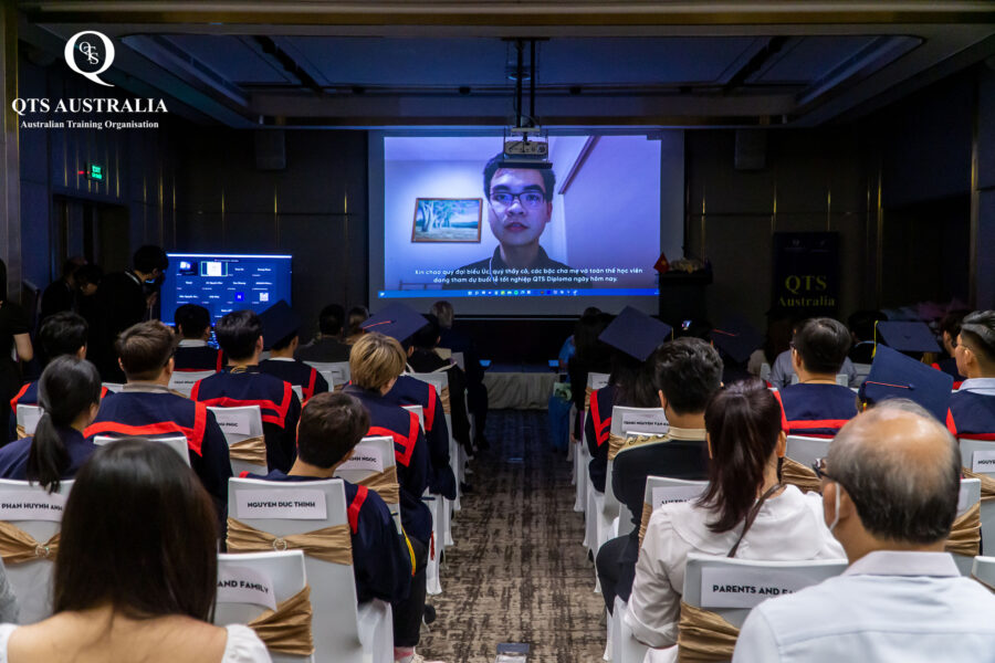 Cựu sinh viên QTS Diploma Đặng Hồ Cao Nguyên gửi lời chúc mừng từ đầu cầu Úc đến học viên đang tham dự buổi lễ
