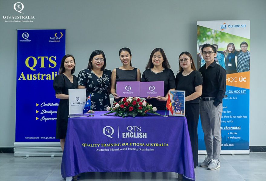 Các thành viên trong Ban đại diện của QTS và SET trong buổi lễ ký kết 