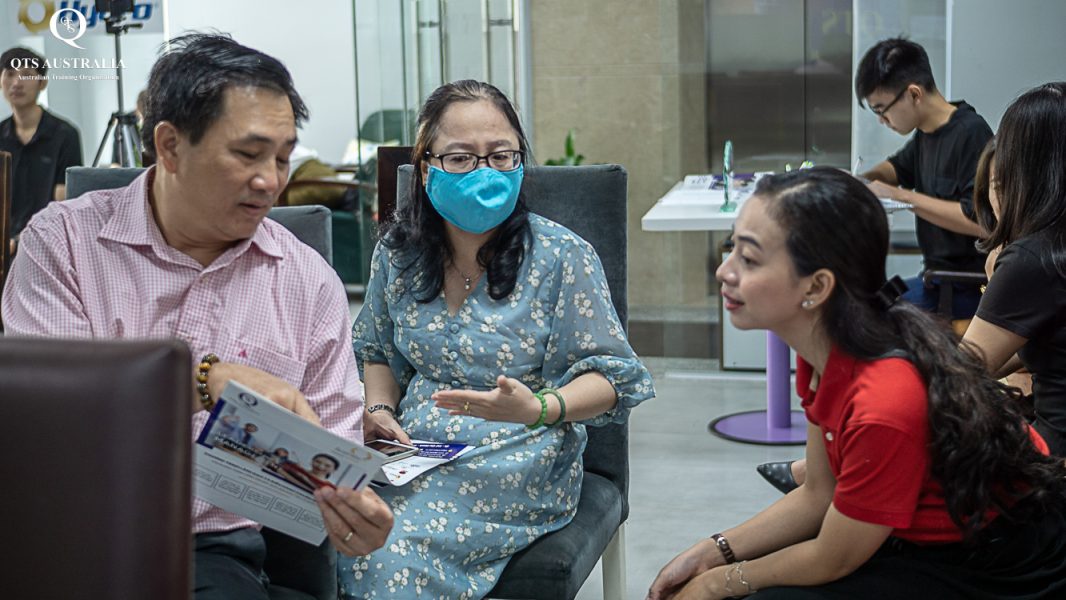 Phụ huynh tìm hiểu về chương trình QTS Diploma