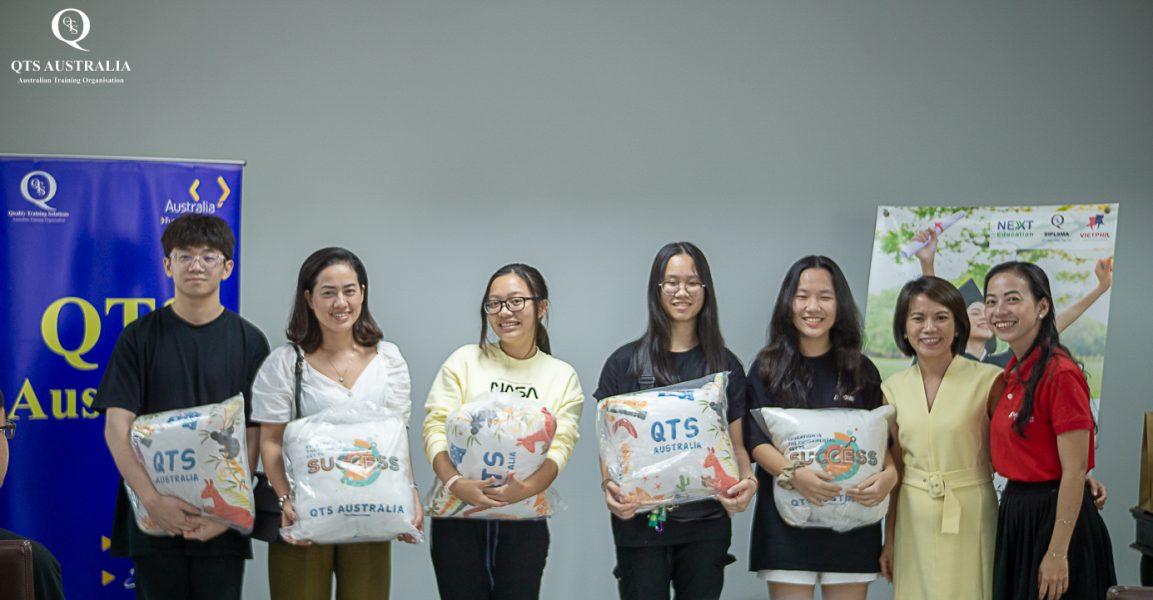 Các khách mời tham gia hỏi đáp và nhận quà từ QTS