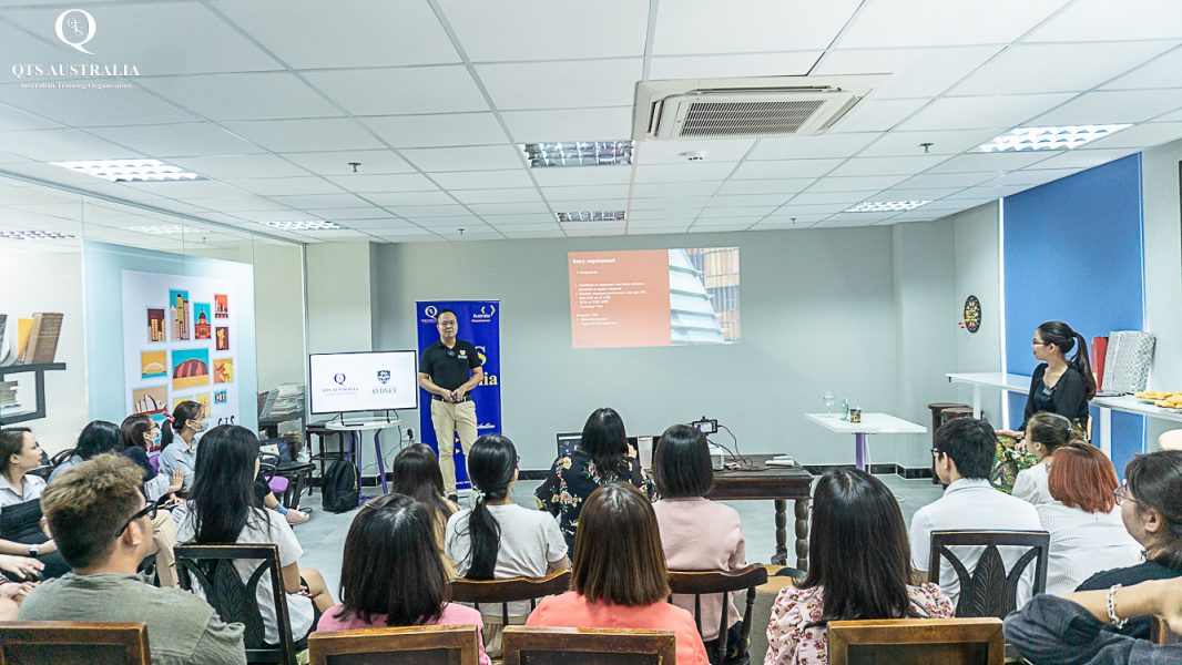 Ông Alex Vũ - Đại diện Đại học Sydney chia sẻ tại buổi giao lưu cùng Tổ chức Giáo dục QTS Australia