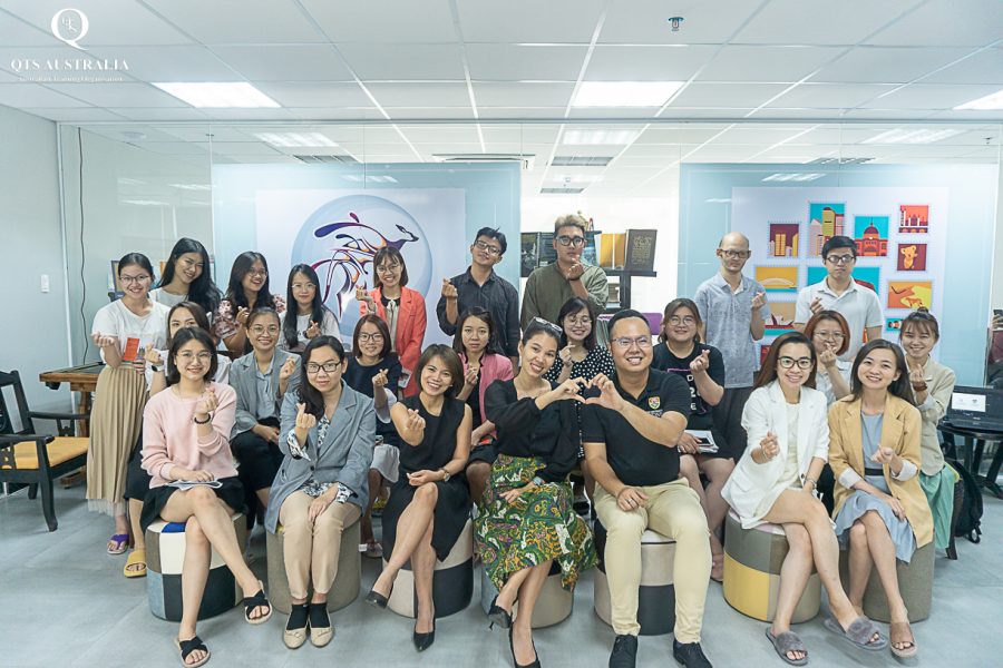 Ông Alex Vũ chụp hình lưu niệm cùng Bà Tracy Trang Trần và nhân viên QTS sau buổi giao lưu