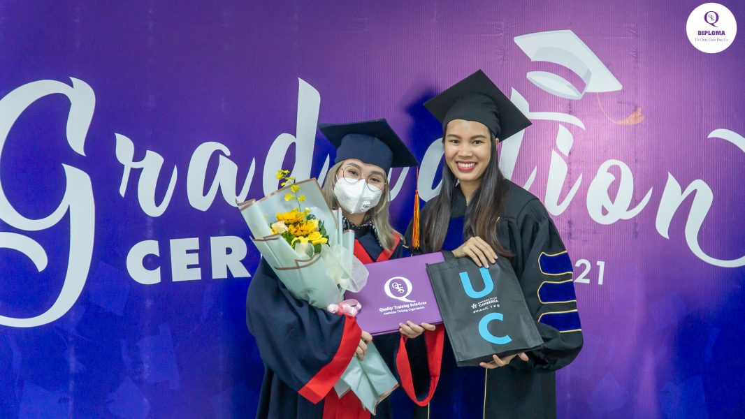 Bà Tracy Trang Trần - Tổng trưởng Đại diện Tổ chức Giáo dục QTS tại Việt Nam phát biểu và trao bằng QTS Diploma cho học viên tại buổi Lễ Tốt Nghiệp