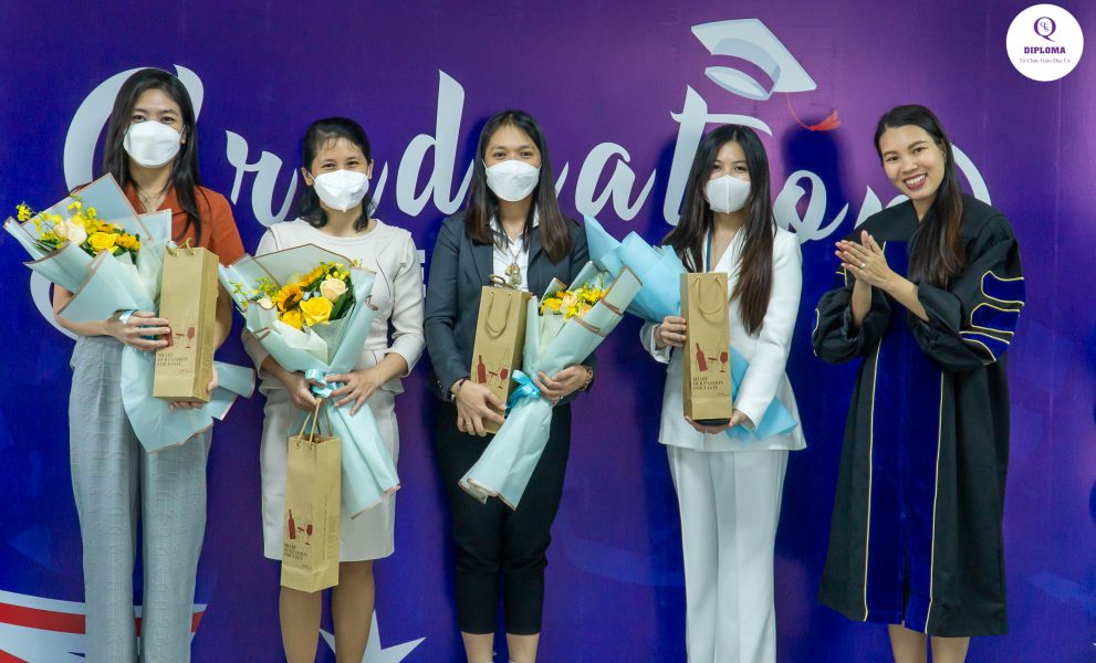 Bà Tracy Trang Trần chụp hình kỷ niệm cùng đại diện các Trường Đại học Úc Công nghệ Swinburne, Western Sydney, Canberra.