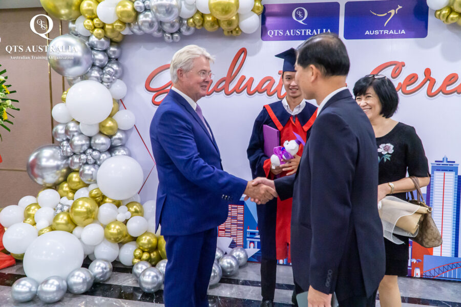 GS.TS Raymond Gordon chúc mừng gia đình học viên