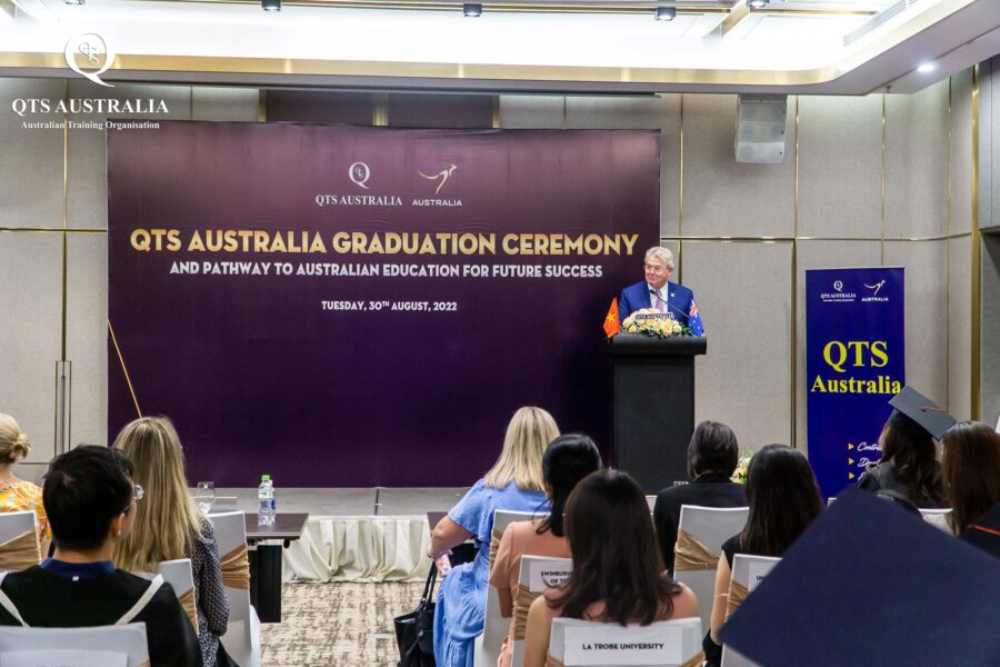 Giáo sư Raymond Gordon - Nhà sáng lập kiêm Trưởng Ban Giáo sư QTS Australia