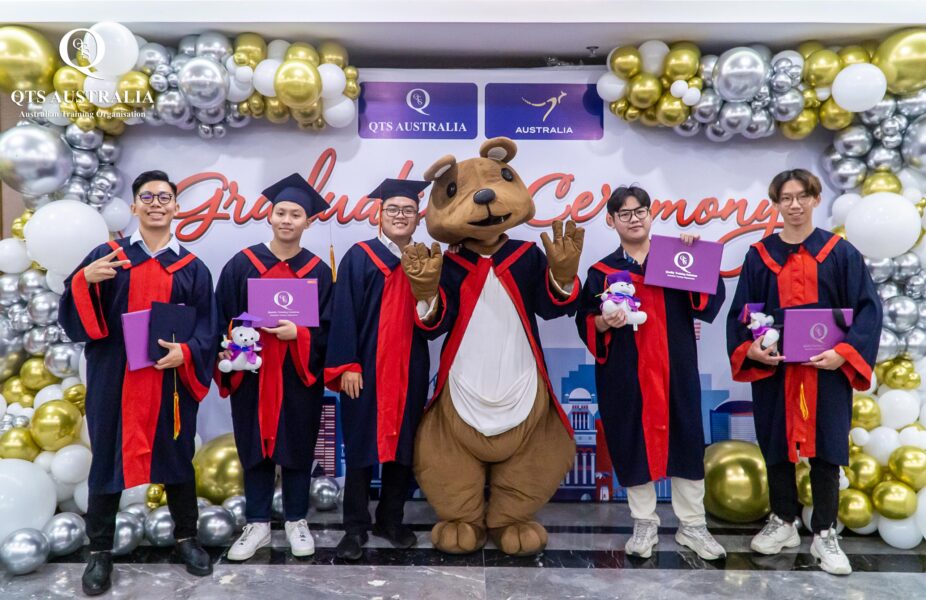 Học viên QTS Diploma chụp ảnh lưu niệm cùng Kangaroo