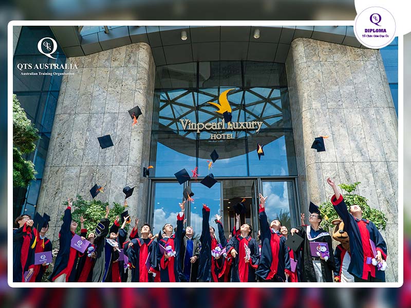 Học viện QTS Diploma tung nón tốt nghiệp