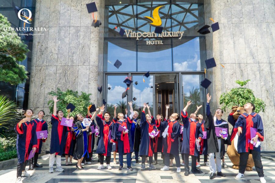 Học viên QTS Diploma và Ban Lãnh đạo QTS Australia hứng khởi thực hiện màn quăng nón tốt nghiệp