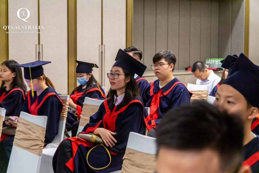 Những khoảnh khắc tự nhiên của học viên trong buổi lễ