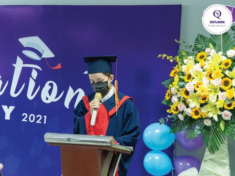 Học viên Nguyễn Huỳnh Khải An phát biểu tại lễ Tốt nghiệp QTS Diploma 2021