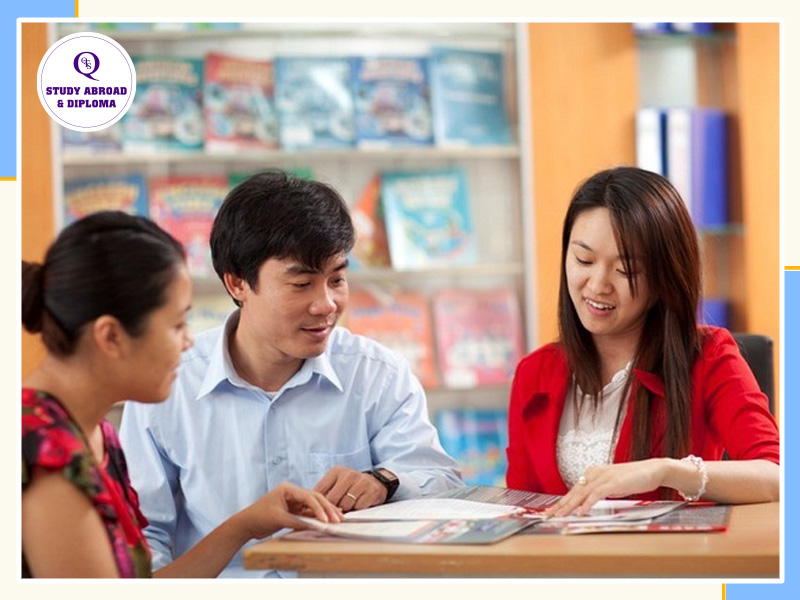 Trao đổi với giáo viên để nắm bắt tình hình con