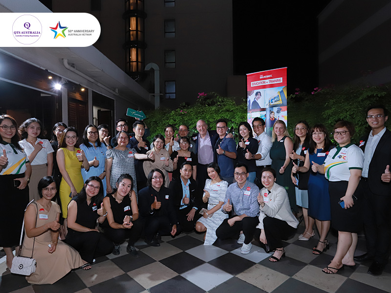 đoàn qts chụp với study gold coast