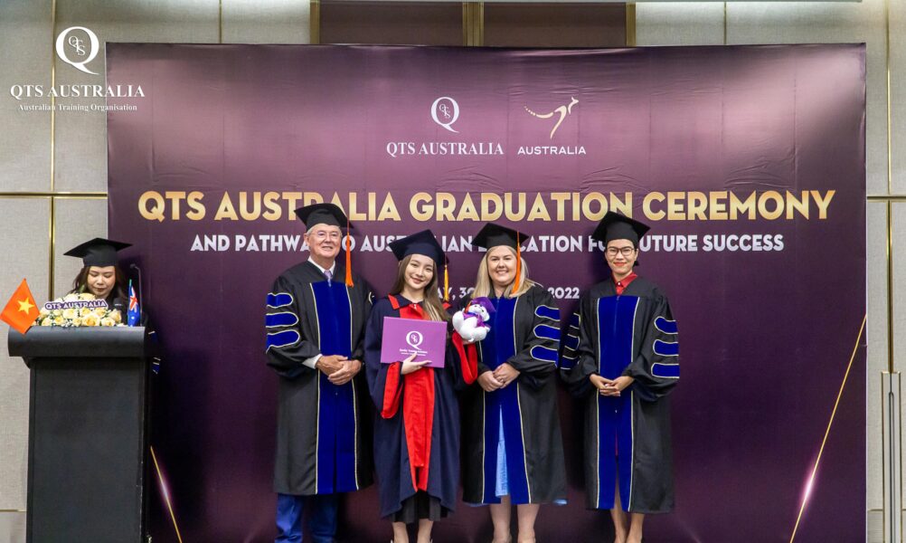 Giây phút xướng tên trao chứng nhận cho học viên xuất sắc hoàn thành chương trình QTS Diploma