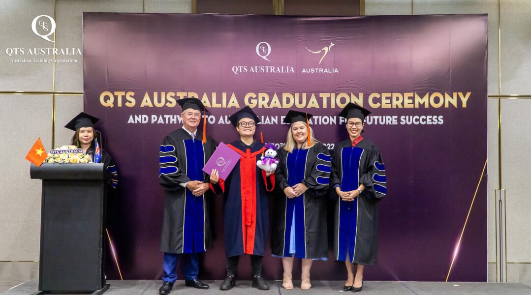 Giây phút xướng tên trao chứng nhận cho học viên xuất sắc hoàn thành chương trình QTS Diploma